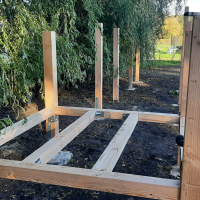 Podestkonstruktion wird gebaut