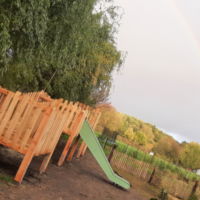 Rutsche lackiert, angebaut, Brücke hängt